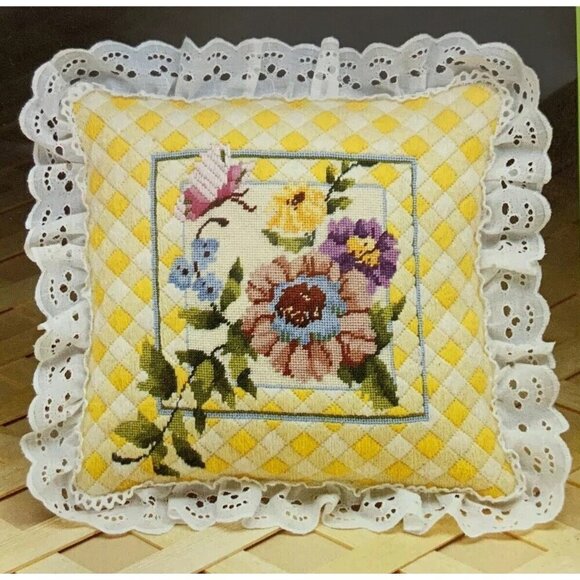 Creative Expressions Gingham Garden Pillow Needlepoint Kit 3822 Vtg 1982 - Picture 2 of 6
